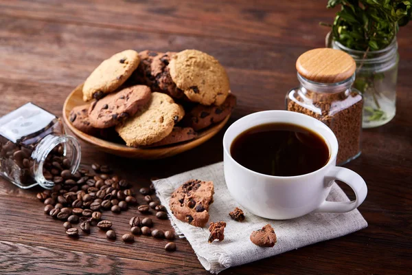 Fondo del desayuno con taza de café fresco, galletas de avena caseras, café molido — Foto de Stock