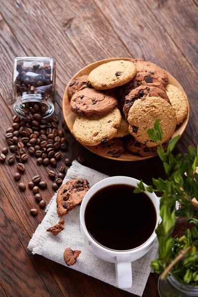 Fondo del desayuno con taza de café fresco, galletas de avena caseras, café molido — Foto de Stock