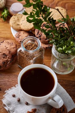 Kahve fincanı, kavanoz kahve çekirdekleri, Çerezler üzerinde rustik arka plan, seçici odak, yakın çekim, en iyi görünümü ile