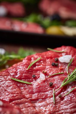 Natürmort ham sığır eti beyaz arka plan, üstten görünüm, seçici odak ahşap plaka üzerinde sebzeli