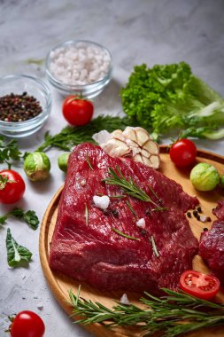 Natürmort ham sığır eti beyaz arka plan, üstten görünüm, seçici odak ahşap plaka üzerinde sebzeli