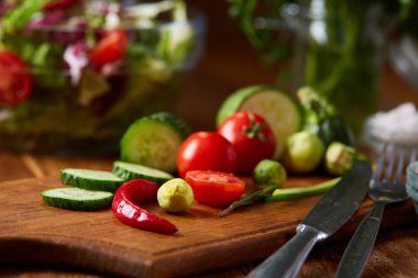 Taze sebze salatası ve olgun sebzeler üzerinde kesme ahşap arka plan üzerinde kurulu, seçici odak, yakın