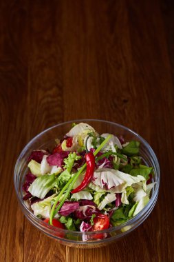 Cam kasede servis koyu ahşap arka plan, seçici odak, sığ derinlik-in tarla üzerinde taze sebze salatası
