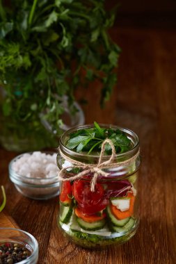 Taze sebze salatası ve olgun sebzeler üzerinde kesme ahşap arka plan üzerinde kurulu, seçici odak, yakın