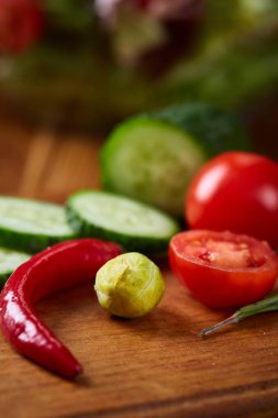 Taze sebze salatası ve olgun sebzeler üzerinde kesme ahşap arka plan üzerinde kurulu, seçici odak, yakın