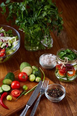 Taze sebze salatası ve olgun sebzeler üzerinde kesme ahşap arka plan üzerinde kurulu, seçici odak, yakın
