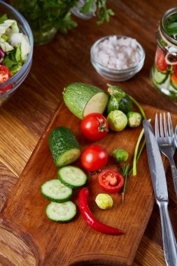 Taze sebze salatası ve olgun sebzeler üzerinde kesme ahşap arka plan üzerinde kurulu, seçici odak, yakın