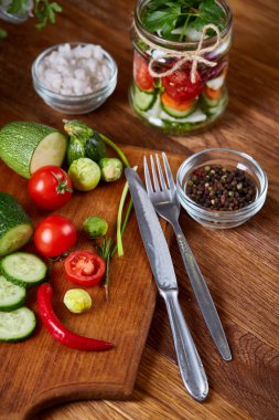 Taze sebze salatası ve olgun sebzeler üzerinde kesme ahşap arka plan üzerinde kurulu, seçici odak, yakın