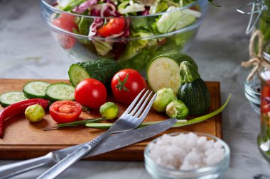 Taze sebze salatası ve olgun sebzeler üzerinde kesme beyaz arka plan üzerinde kurulu, seçici odak, yakın
