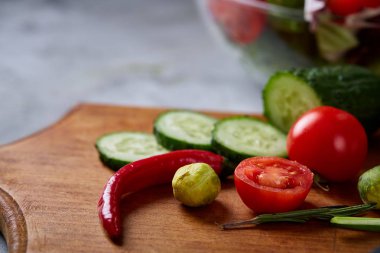 Taze sebze salatası ve olgun sebzeler üzerinde kesme ahşap arka plan üzerinde kurulu, seçici odak, yakın