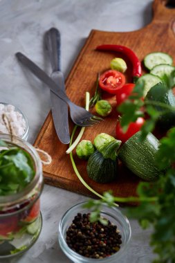 Taze sebze salatası ve olgun sebzeler üzerinde kesme ahşap arka plan üzerinde kurulu, seçici odak, yakın