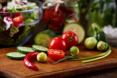 Taze sebze salatası ve olgun sebzeler üzerinde kesme ahşap arka plan üzerinde kurulu, seçici odak, yakın