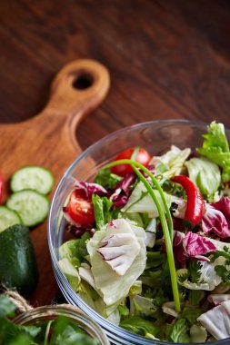 Taze sebze salatası ve olgun sebzeler üzerinde kesme ahşap arka plan üzerinde kurulu, seçici odak, yakın