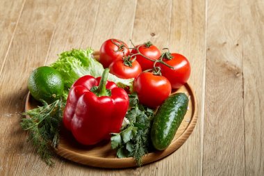 Organik closeup natürmort çeşitli taze sebze ve otlar rustik ahşap arka plan, TOPVIEW, seçici odak.