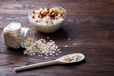 Yulaf ezmesi porrige ve cam üzerinde vintage ahşap masa, seçici odak içinde Kuru yulaf ezmesi kase ile kompozisyon