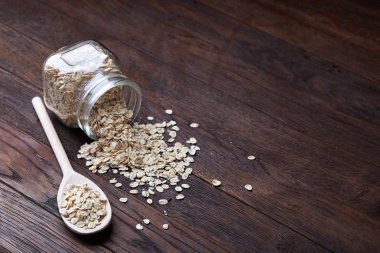 Yulaf ezmesi porrige ve cam üzerinde vintage ahşap masa, seçici odak içinde Kuru yulaf ezmesi kase ile kompozisyon