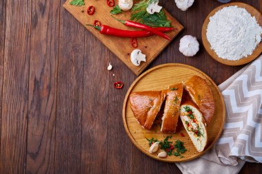 Ülke yan natürmort ev yapımı hamur işleri, kahve fincanı, otlar, sebzelerin üzerine bir antika arka plan, seçici odak ile