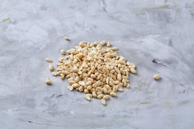 Yığın üzerinde izole peelled fıstık beyaz dokulu arka plan, arka plan, üstten görünüm, yakın çekim, seçici odak