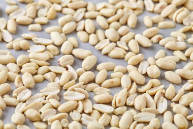 Yığın üzerinde izole peelled fıstık beyaz dokulu arka plan, arka plan, üstten görünüm, yakın çekim, seçici odak