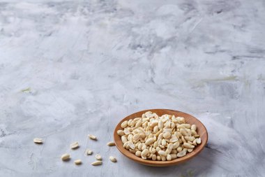 Fıstık izole beyaz dokulu arka plan, üstten görünüm, yakın çekim üzerinde ahşap plaka.