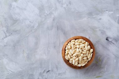 Fıstık izole beyaz dokulu arka plan, üstten görünüm, yakın çekim üzerinde ahşap plaka.