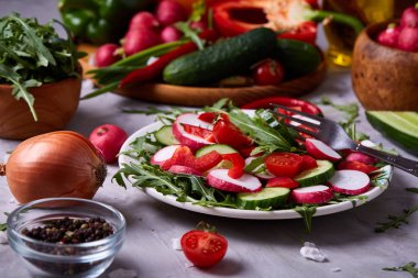 Sebzeler, otlar ve spicies, üstten görünüm, seçici odak ile plakalar arasında ahşap kase taze kırmızı turp.