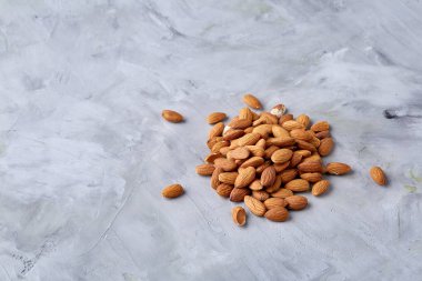 Badem gri arka planda, düz ile Seamless Modeli yatıyordu, yakın çekim.