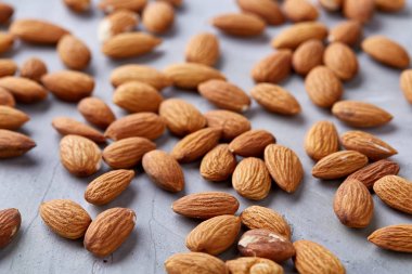 Badem gri arka planda, düz ile Seamless Modeli yatıyordu, yakın çekim.