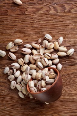 Ahşap arka plan, üstten görünüm, yakın çekim, seçici odak ahşap bir tabakta tuzlu fıstık.