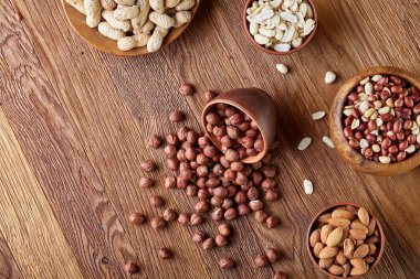 Bir kompozisyon farklı rustik arka plan, yakın çekim, sığ derinlik-in tarla ahşap bir kase içinde fındık çeşitleri