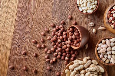 Bir kompozisyon farklı rustik arka plan, yakın çekim, sığ derinlik-in tarla ahşap bir kase içinde fındık çeşitleri