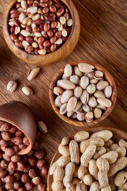 Bir kompozisyon farklı rustik arka plan, yakın çekim, sığ derinlik-in tarla ahşap bir kase içinde fındık çeşitleri