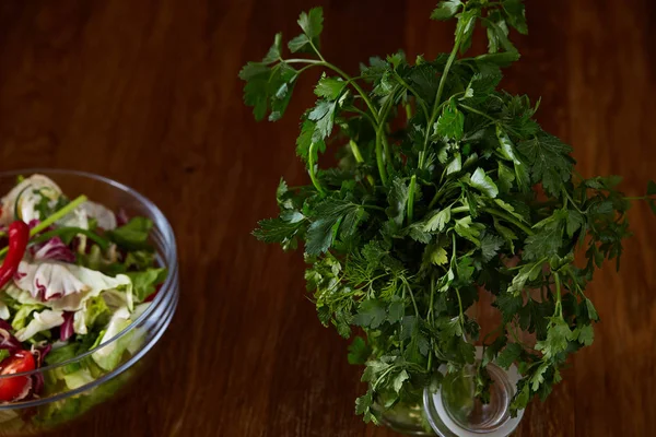 Färska grönsaker sallad serveras i skål över mörka trä bakgrund, selektivt fokus, kort skärpedjup — Stockfoto