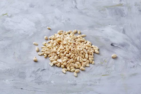 Yığın üzerinde izole peelled fıstık beyaz dokulu arka plan, arka plan, üstten görünüm, yakın çekim, seçici odak