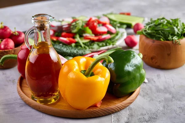 Creative sałatką ze świeżych warzyw z ruccola, ogórek, pomidory i raddish na białym talerzu, Selektywny fokus — Zdjęcie stockowe