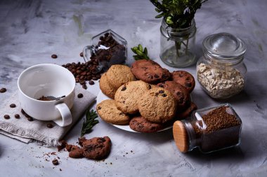 Taze kahve, ev yapımı yulaf ezmeli kurabiye, eziyet kahve bir fincan ile kahvaltı arka plan