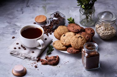 Taze kahve, ev yapımı yulaf ezmeli kurabiye, eziyet kahve bir fincan ile kahvaltı arka plan