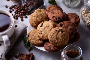Taze kahve, ev yapımı yulaf ezmeli kurabiye, eziyet kahve bir fincan ile kahvaltı arka plan