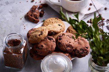 Kavrulmuş kahve çekirdekleri devrilmiş Cam Kavanoz saf masa örtüsü, seçici odak, yan görünüm elde