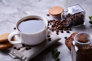 Sabah kahve beyaz fincan çikolata Çerezler saf peçete, yakın çekim, seçici odak fişleri