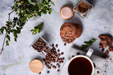 Taze kahve, ev yapımı yulaf ezmeli kurabiye, eziyet kahve bir fincan ile kahvaltı arka plan
