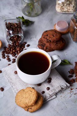 Taze kahve, ev yapımı yulaf ezmeli kurabiye, eziyet kahve bir fincan ile kahvaltı arka plan