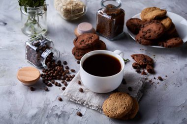 Taze kahve, ev yapımı yulaf ezmeli kurabiye, eziyet kahve bir fincan ile kahvaltı arka plan