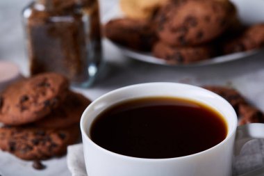 Taze kahve, ev yapımı yulaf ezmeli kurabiye, eziyet kahve bir fincan ile kahvaltı arka plan