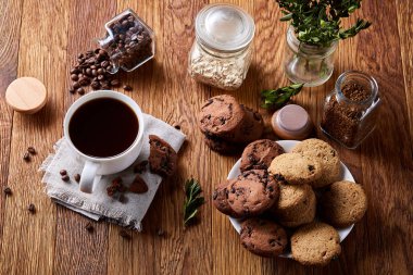 Sabah kahve beyaz fincan çikolata Çerezler saf peçete, yakın çekim, seçici odak fişleri