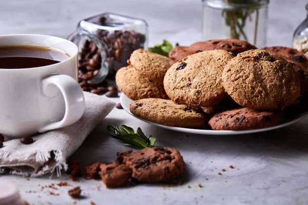 Morning coffee in white cup, chocolate chips cookies on homespun napkin, close-up, selective focus — Stock Photo, Image