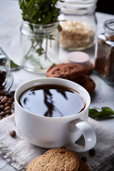 Café da manhã fundo com caneca de café fresco, biscoitos caseiros de aveia, moer café — Fotografia de Stock