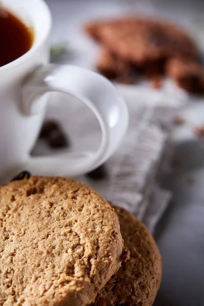 Fondo del desayuno con taza de café fresco, galletas de avena caseras, café molido — Foto de Stock