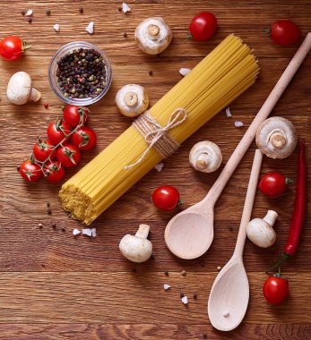 Pişmemiş makarna, domates ahşap arka plan, üstten görünüm, yakın çekim, seçici odak