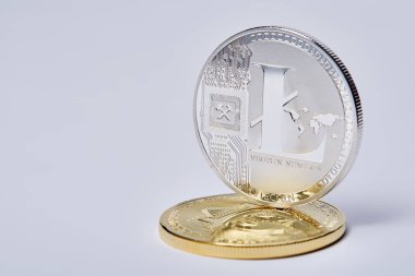 Dijital Kripto para gümüş sikke Litecoin sembolü beyaz arka plan, yakın çekim, makro ile